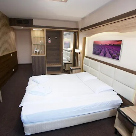 Zoo - Secured Paid Parking 4*