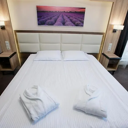 Hotel Zoo - Secured Paid Parking 4*