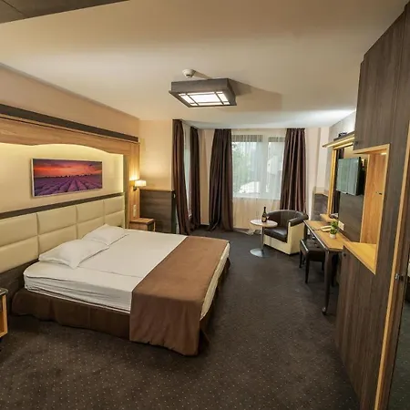 Hotel Zoo - Secured Paid Parking