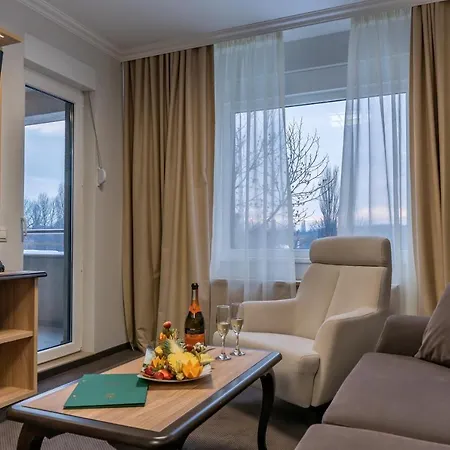 Hotel Zoo - Secured Paid Parking