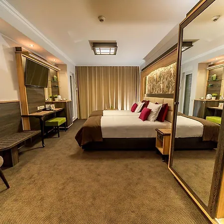 Hotel Zoo - Secured Paid Parking