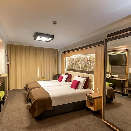 Hotel Zoo - Secured Paid Parking