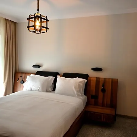 Hotel Zoo - Secured Paid Parking