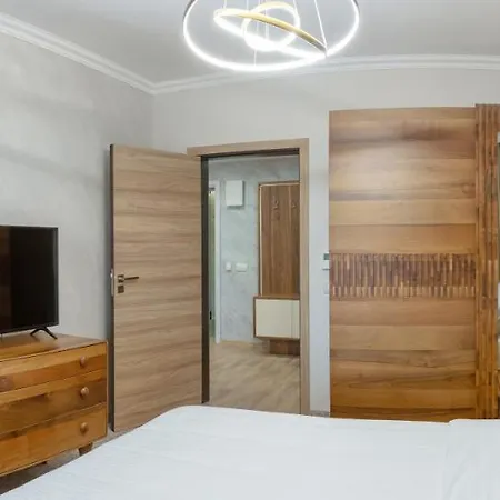 Zoo - Secured Paid Parking Hotel