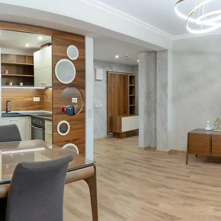 Zoo - Secured Paid Parking Hotel 4*