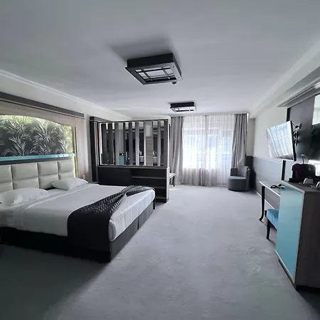 Hotel Zoo - Secured Paid Parking