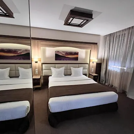 Zoo - Secured Paid Parking Hotel 4*