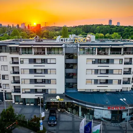 Zoo - Secured Paid Parking Hotel