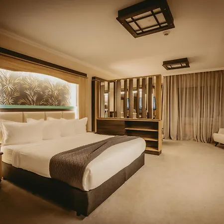 Zoo - Secured Paid Parking Hotel 4*