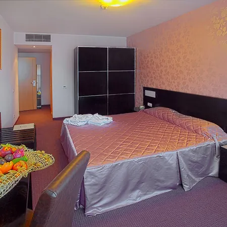 Hotel Zoo - Secured Paid Parking