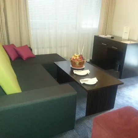 Zoo - Secured Paid Parking Hotel 4*