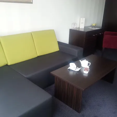 Hotel Zoo - Secured Paid Parking