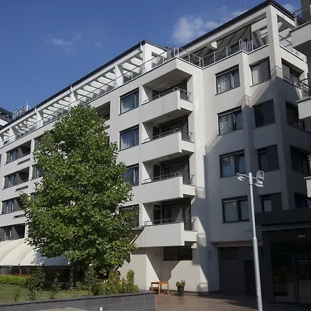 Zoo - Secured Paid Parking Hotel