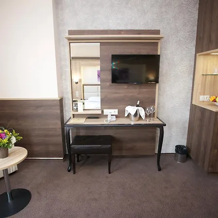 Zoo - Secured Paid Parking Hotel 4*