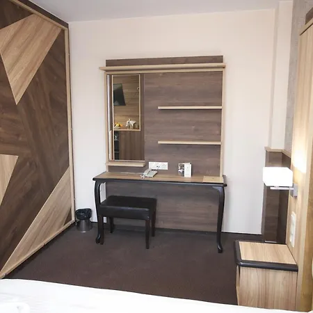 Zoo - Secured Paid Parking Hotel 4*