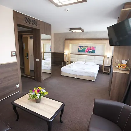 Hotel Zoo - Secured Paid Parking 4*